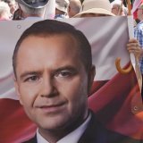 Des soutiens de Karol Nawroki s'étaient réunis devant la Cour suprême polonaise. KEYSTONE/AP/Czarek Sokolowski